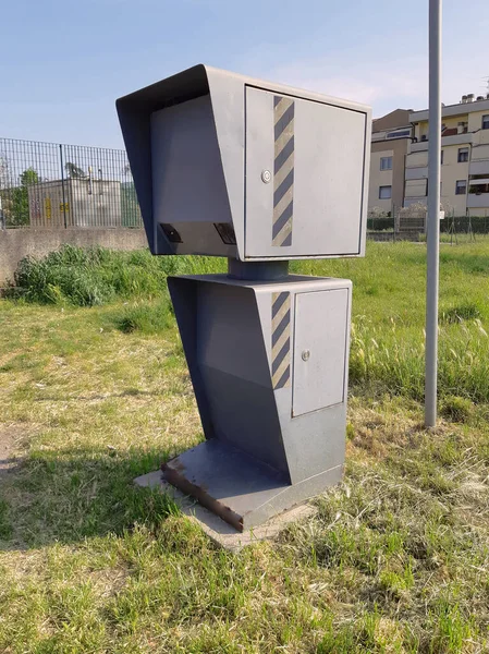 Hız kameraları şehir dışı bir yol boyunca sabit konum