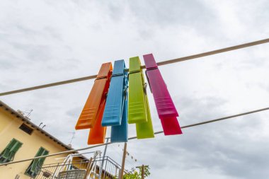 Renkli mandallar pamuk ipliğine bağlı.