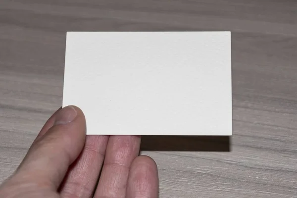 Hand Met Een Blanco Visitekaartje — Stockfoto