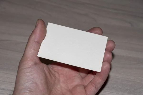 Hand Met Een Blanco Visitekaartje — Stockfoto