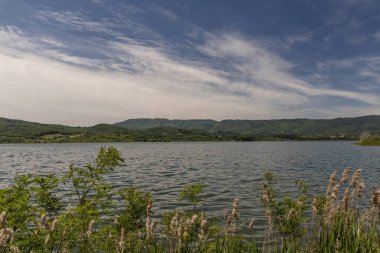 İtalya, Toskana 'daki Mugello' da Bilancino Gölü manzarası