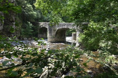 Puente de las Brujas ve Leitzaran nehri. Andoian, Gipuzkoa, Bask Ülkesi, İspanya