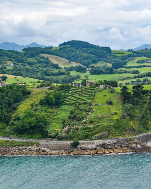 Kuzey İspanya 'daki Getaria balıkçı köyünden Bask kıyı şeridi manzarası