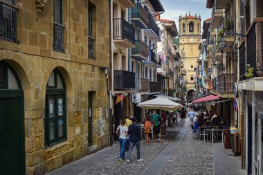 Getaria, İspanya - 25 Temmuz 2021: İspanya 'nın eski Getaria kentindeki Kale Nagusia Kalea' da turistler ve restoranlar