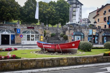 Getaria, İspanya - 25 Temmuz 2021: Geleneksel bir balıkçı teknesi Getaria köyüne ziyaretçileri ağırlıyor. Bask Ülkesi, İspanya