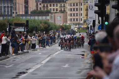 San Sebastian, İspanya - 1 Ağustos 2021: Profesyonel bisiklet takımları Clasica San Sebastian bisiklet yarışında yarışıyor