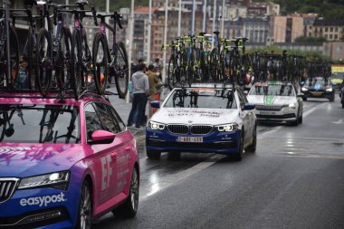 San Sebastian, İspanya - 1 Ağustos 2021: Profesyonel bisiklet takımları Clasica San Sebastian bisiklet yarışında yarışıyor