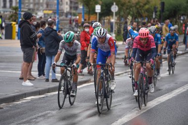 San Sebastian, İspanya - 1 Ağustos 2021: Profesyonel bisiklet takımları Clasica San Sebastian bisiklet yarışında yarışıyor