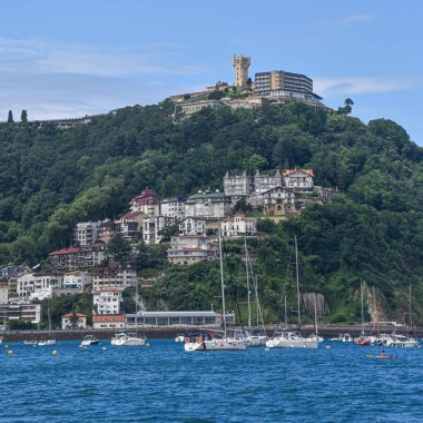 San Sebastian, İspanya - 2 Ağustos 2021: La Concha Körfezi 'nden Monte Igueldo manzarası