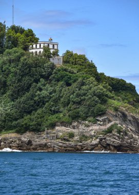 San Sebastian, İspanya - 2 Ağustos 2021: Santa Clara Adası ve La Concha Körfezi 'nden Monte Igueldo manzarası