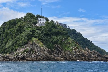 San Sebastian, İspanya - 2 Ağustos 2021: Santa Clara Adası ve La Concha Körfezi 'nden Monte Igueldo manzarası