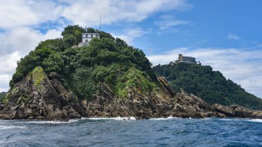 San Sebastian, İspanya - 2 Ağustos 2021: Santa Clara Adası ve La Concha Körfezi 'nden Monte Igueldo manzarası