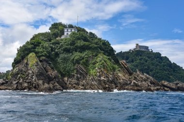 San Sebastian, İspanya - 2 Ağustos 2021: Santa Clara Adası ve La Concha Körfezi 'nden Monte Igueldo manzarası