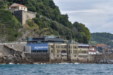 San Sebastian, İspanya - 2 Ağustos 2021: La Concha Körfezi 'ndeki Akvaryum, liman duvarları ve marina manzaraları