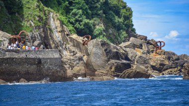 San Sebastian, İspanya - 2 Ağustos 2021: La Conca Körfezi 'nin sonundaki Peine del Viente heykelleri