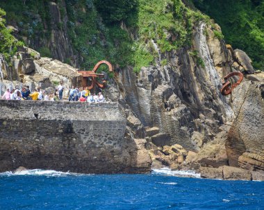 San Sebastian, İspanya - 2 Ağustos 2021: La Conca Körfezi 'nin sonundaki Peine del Viente heykelleri