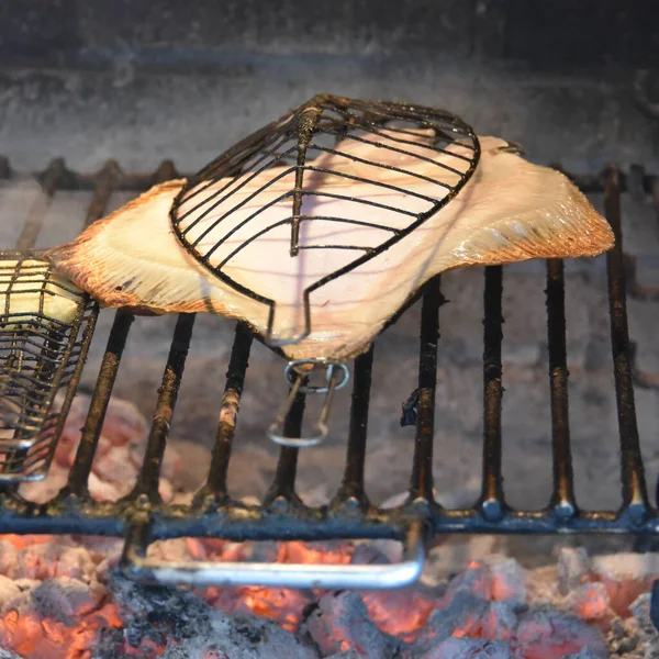 Turbot Fresco Rodaballo Cucina Una Griglia Tradizionale Nella Città Pescatori — Foto Stock