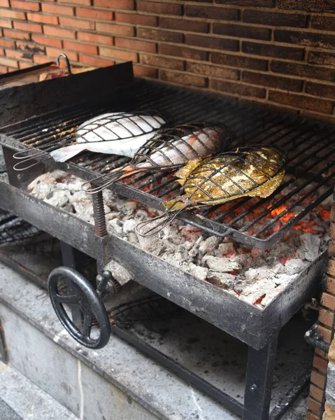 Pregado Fresco Rodaballo Cozinha Uma Grelha Tradicional Cidade Piscatória Getaria — Fotografia de Stock