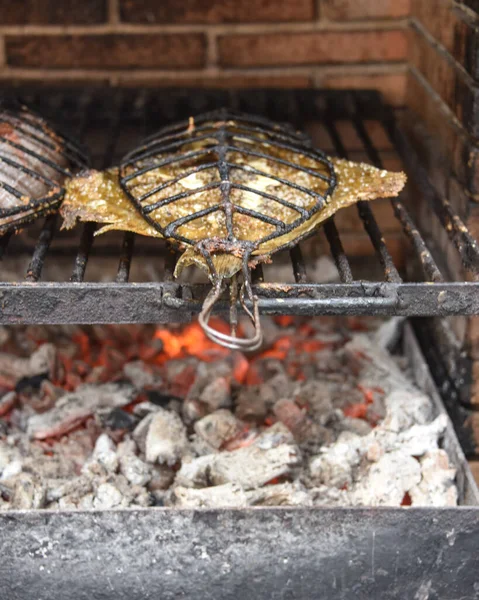 Pregado Fresco Rodaballo Cozinha Uma Grelha Tradicional Cidade Piscatória Getaria — Fotografia de Stock