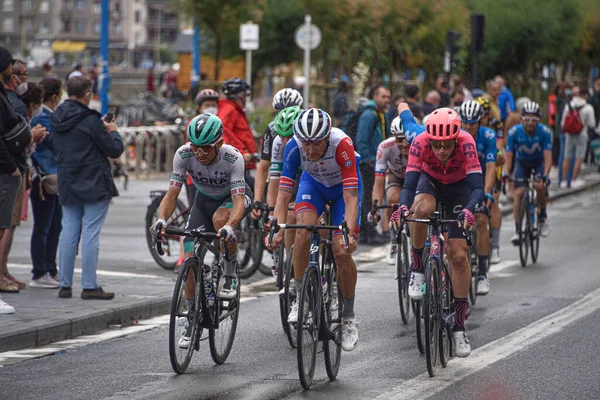 San Sebastian, İspanya - 1 Ağustos 2021: Profesyonel bisiklet takımları Clasica San Sebastian bisiklet yarışında yarışıyor