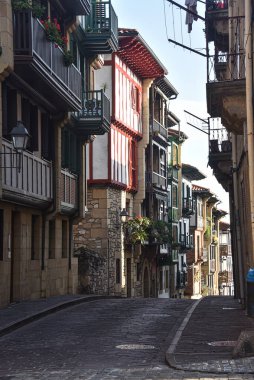 Hondarribia, İspanya - 29 Ağustos 2021: Eski Hondarribia kentinin kaldırım taşı sokaklarındaki geleneksel Bask evleri