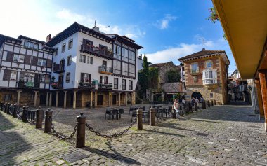 Hondarribia, İspanya - 29 Ağustos 2021: Eski Hondarribia kentindeki Plaza Gipuzkoa 'da geleneksel Bask evleri