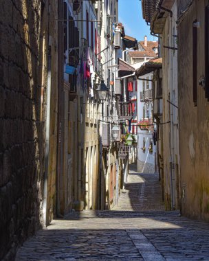 Hondarribia, İspanya - 29 Ağustos 2021: Eski Hondarribia kentinin kaldırım taşı sokaklarındaki geleneksel Bask evleri