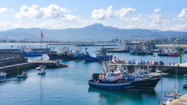 Hondarribia, İspanya - 29 Ağustos 2021: Hondarribia, İspanya 'da balıkçı ve yelkenli tekneleri