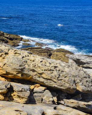 Cantabrian kıyı şeridinde renkli kum taşı oluşumları. Jaizkibel Dağı, Bask Ülkesi, İspanya