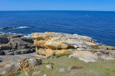 Cantabrian kıyı şeridinde renkli kum taşı oluşumları. Jaizkibel Dağı, Bask Ülkesi, İspanya