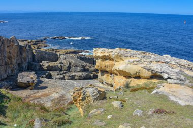 Cantabrian kıyı şeridinde renkli kum taşı oluşumları. Jaizkibel Dağı, Bask Ülkesi, İspanya