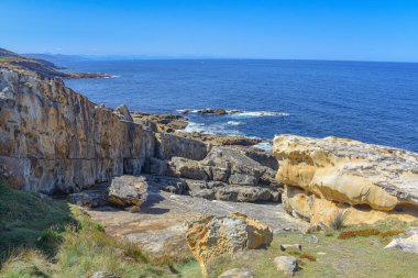 Cantabrian kıyı şeridinde renkli kum taşı oluşumları. Jaizkibel Dağı, Bask Ülkesi, İspanya