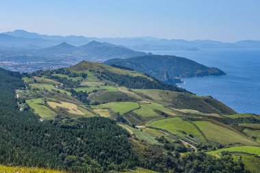 Hondarribia, İspanya - 29 Ağustos 2021: Jaizkibel Dağı 'nın zirvesinden Bask Ülkesi ve Cantabrian Sahili manzaraları