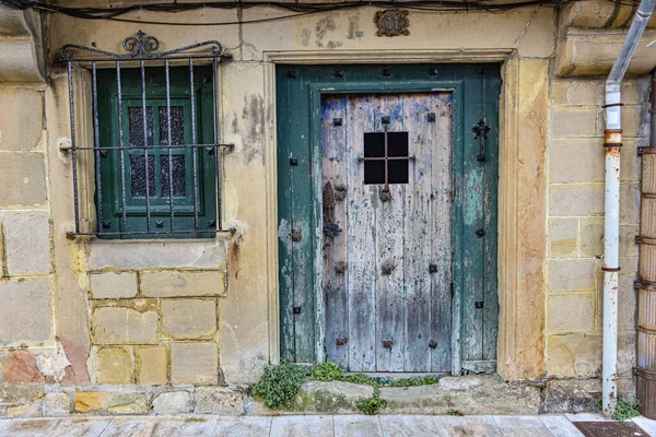 2021年8月29日 西班牙塞萨里比亚老城传统巴斯克家庭的一扇旧木门 — 图库照片