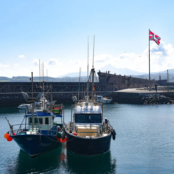 Hondarribia, İspanya - 29 Ağustos 2021: Hondarribia, İspanya 'da balıkçı ve yelkenli tekneleri