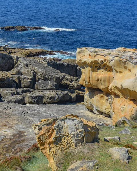 坎塔布里安海岸线上五彩斑斓的砂岩岩层 西班牙巴斯克地区Jaizkibel山 — 图库照片