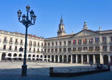 Vitoria-Gasteiz, İspanya - 20 Ağustos 2021: Plaza de Espana (veya Plaza Nueva), eski Vitoria Gasteiz, İspanya