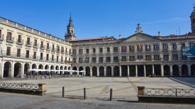 Vitoria-Gasteiz, İspanya - 20 Ağustos 2021: Plaza de Espana (veya Plaza Nueva), eski Vitoria Gasteiz, İspanya