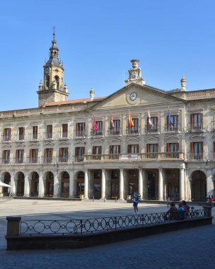 Vitoria-Gasteiz, İspanya - 20 Ağustos 2021: Plaza de Espana (veya Plaza Nueva), eski Vitoria Gasteiz, İspanya