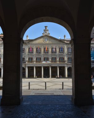 Vitoria-Gasteiz, İspanya - 20 Ağustos 2021: Plaza de Espana (veya Plaza Nueva), eski Vitoria Gasteiz, İspanya