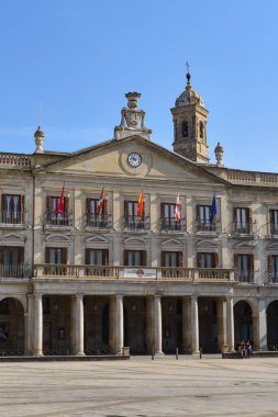 Vitoria-Gasteiz, İspanya - 20 Ağustos 2021: Plaza de Espana (veya Plaza Nueva), eski Vitoria Gasteiz, İspanya