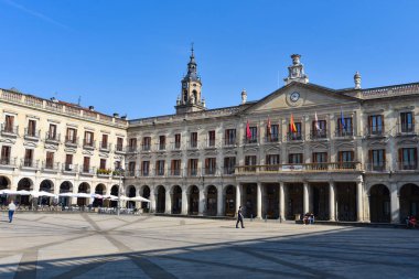 Vitoria-Gasteiz, İspanya - 20 Ağustos 2021: Plaza de Espana (veya Plaza Nueva), eski Vitoria Gasteiz, İspanya