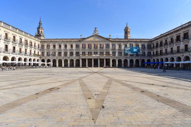 Vitoria-Gasteiz, İspanya - 20 Ağustos 2021: Plaza de Espana (veya Plaza Nueva), eski Vitoria Gasteiz, İspanya