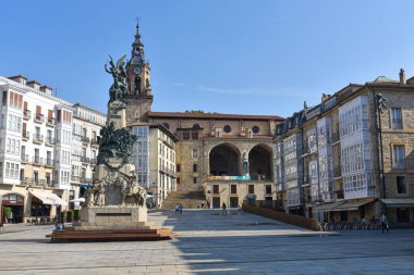 Vitoria-Gasteiz, İspanya - 20 Ağustos 2021: Vitoria ve Plaza de la Virgen Blanca Muharebesi anıtı