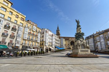 Vitoria-Gasteiz, İspanya - 20 Ağustos 2021: Vitoria ve Plaza de la Virgen Blanca Muharebesi anıtı