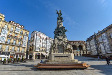 Vitoria-Gasteiz, İspanya - 20 Ağustos 2021: Vitoria ve Plaza de la Virgen Blanca Muharebesi anıtı