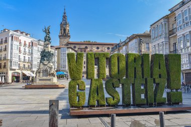 Vitoria Gasteiz, İspanya - 21 Ağustos 2021: Plaza de la Virgen Blanca 'da çiçek vitoria Gasteiz tabelası. Bask Ülkesi, İspanya