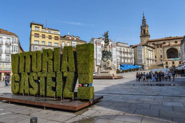 Vitoria Gasteiz, İspanya - 21 Ağustos 2021: Plaza de la Virgen Blanca 'da çiçek vitoria Gasteiz tabelası. Bask Ülkesi, İspanya