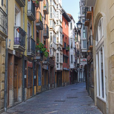 Vitoria-Gasteiz, İspanya - 20 Ağustos 2021: Vitoria Gasteiz 'in dar sokaklarındaki renkli binalar