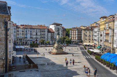 Vitoria-Gasteiz, İspanya - 20 Ağustos 2021: Vitoria ve Plaza de la Virgen Blanca Muharebesi anıtı